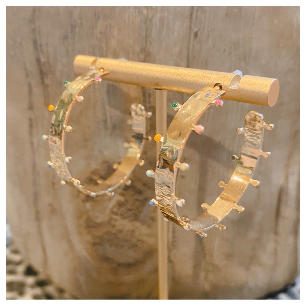 Gold Hammered Hoop Earrings Enamel Dot Detail NWT - Picture 2 of 13
